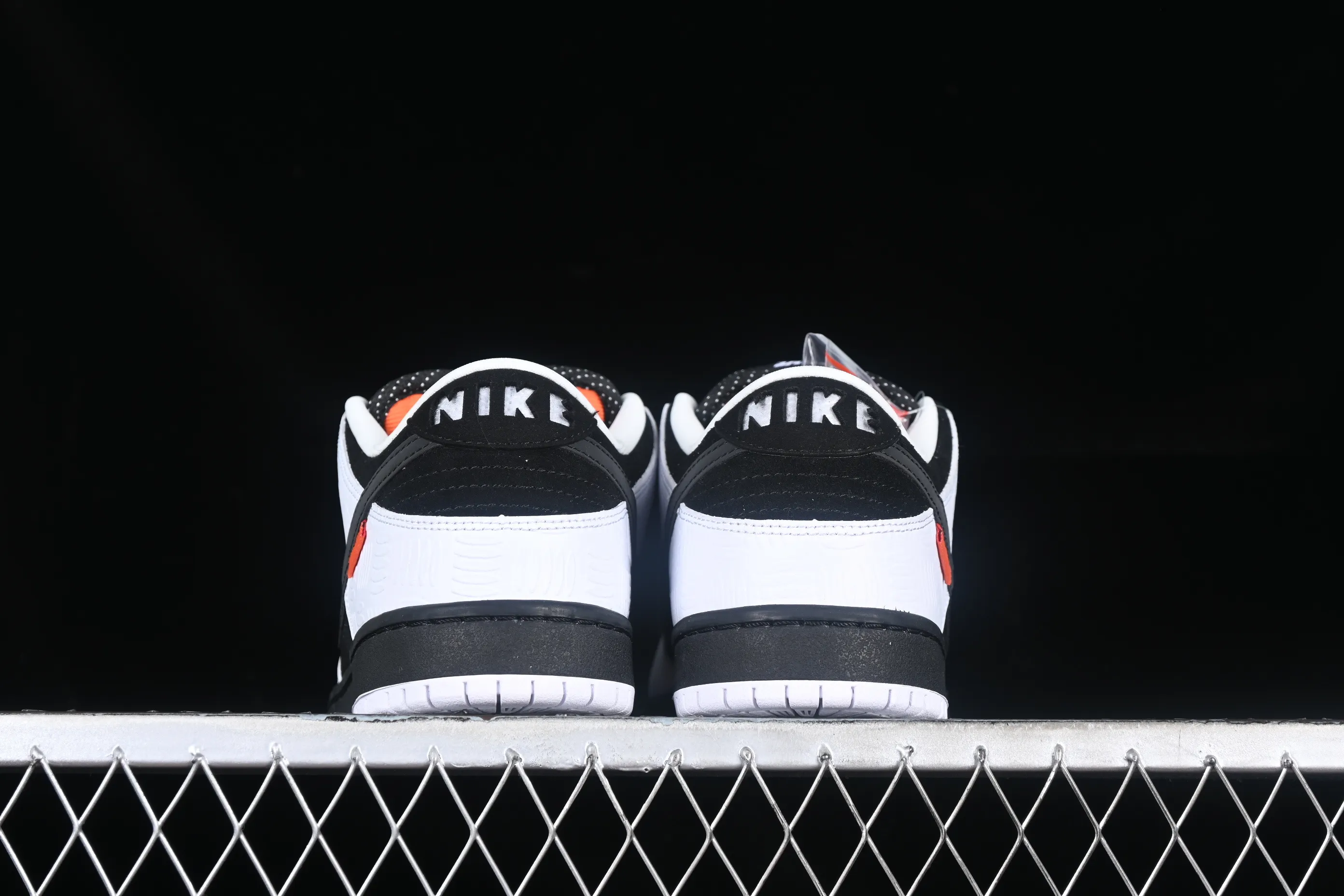 All categories Nk SB Dunk series Nk SB Dunk Low low-top sneakers Z version Tightbooth x Nk SB Dunk joint model Reverse Panda SB low-top casual sports skateboard shoes FD2629-100